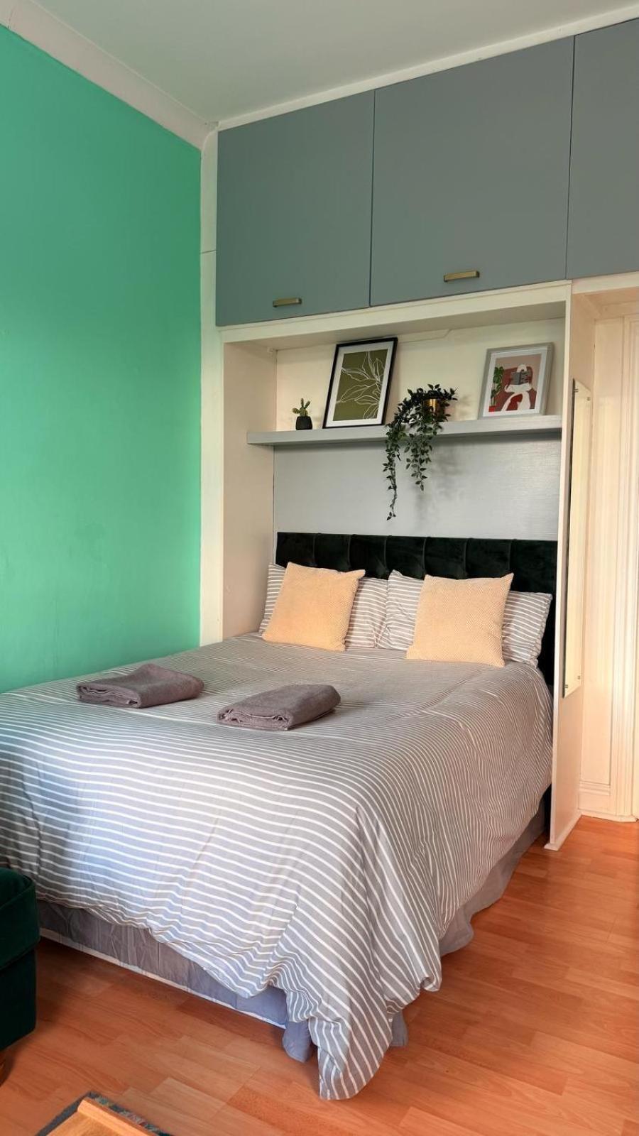 Large Flat Close To Tube Station Zone 2 Londra
