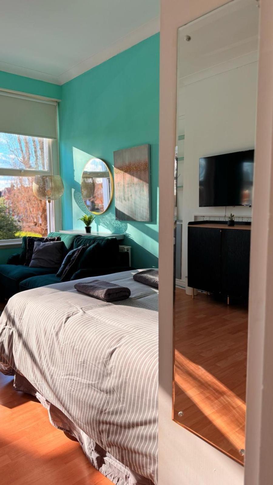 Large Flat Close To Tube Station Zone 2 Londra