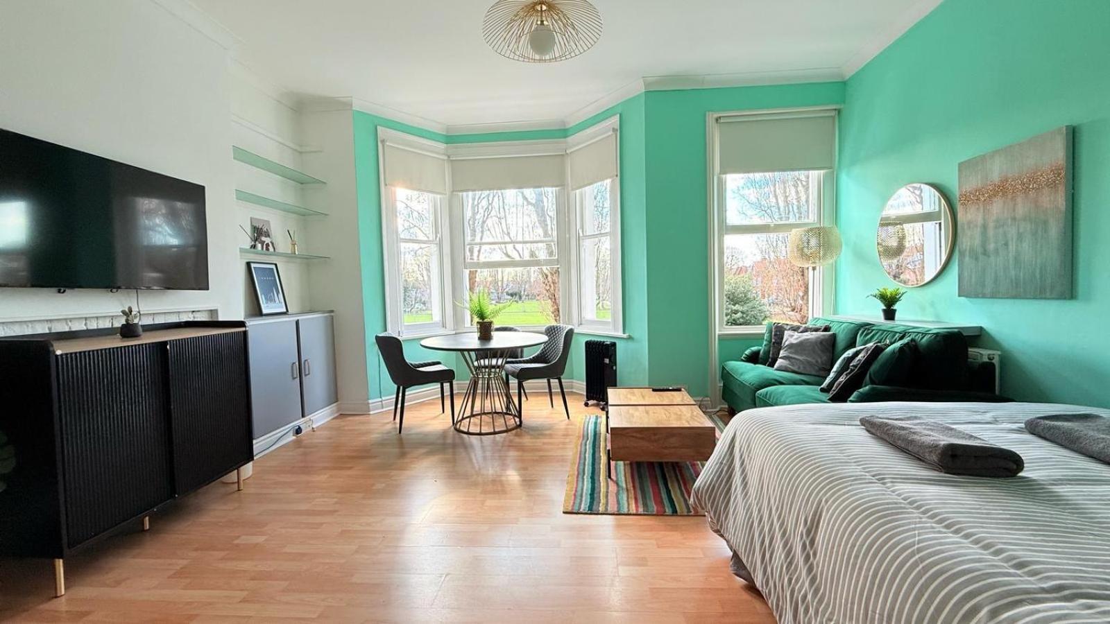 Large Flat Close To Tube Station Zone 2 Appartamento
