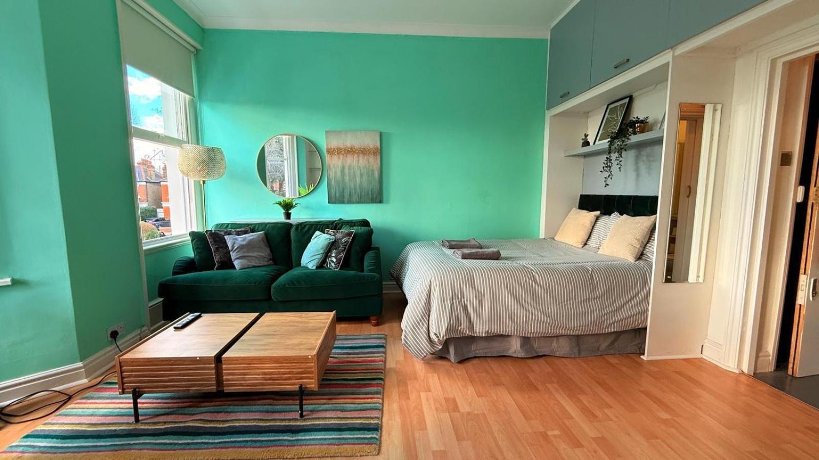 Large Flat Close To Tube Station Zone 2 Appartamento Londra